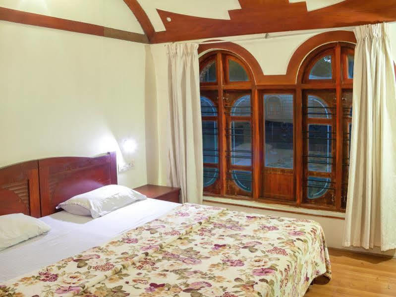 Aqua Jumbo Houseboats Hotel Kumarakom Buitenkant foto