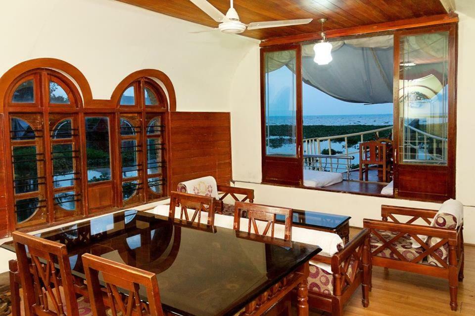 Aqua Jumbo Houseboats Hotel Kumarakom Buitenkant foto